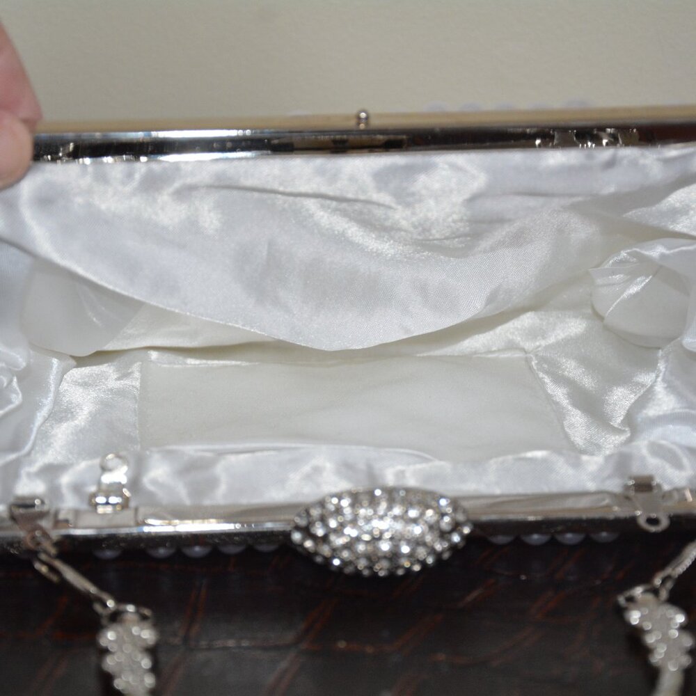 Elegant White Pearl Clutch - Picture 13 of 14